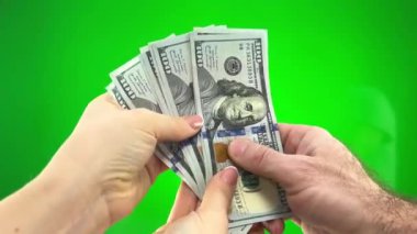 Kadın Eller 100 Dolarlık banknotları sayıyor, banknotları karıştırıyor. Yakın plan. Rüşvet, kirli para, kâr. Para kazanma kavramı. Birikmiş sermaye. Mali planlama, tasarruflar