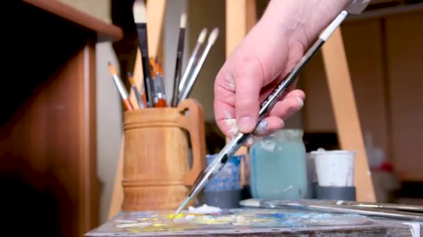 Kunstenaar Schildert Een Beeld Van Olieverf Borstel Hand Met Palet — Stockvideo