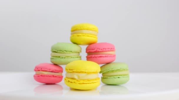 Закрыть Разноцветными Макаронами Торты Маленькие Французские Пирожные Сладкий Красочный Десерт — стоковое видео