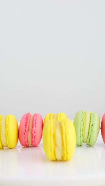 Zoete Kleurrijke Macarons Geïsoleerd Witte Achtergrond Lekkere Kleurrijke Ara Hoge — Stockvideo