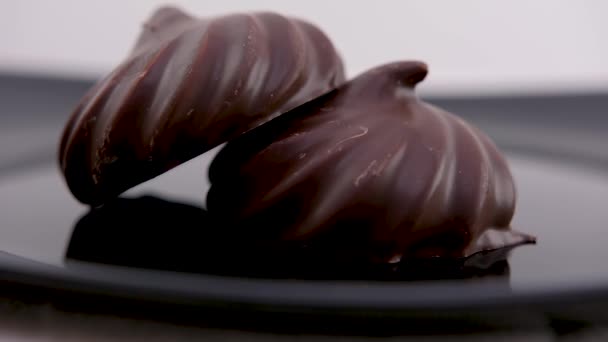 Deliciosos Malvaviscos Cubiertos Chocolate Con Menta Mesa Negra Puesta Plana — Vídeos de Stock