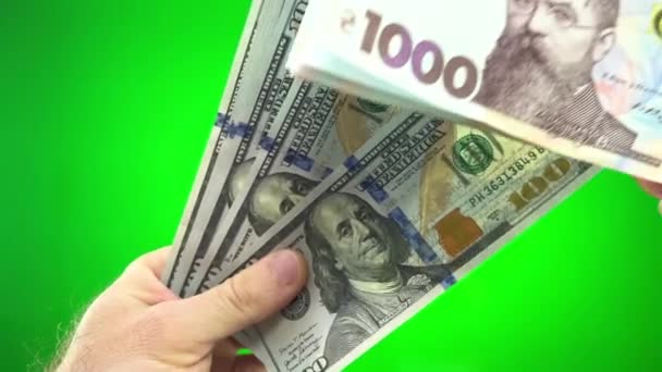 Bliska Obraca Się Sto Banknotów Dolarowych Tysiąc Banknotów Uah Kasa — Wideo stockowe