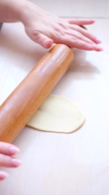 Adım adım. Metal raptiyeli yuvarlanan şekerli kurabiye hamuru. Şef, Mutfakta Rolling Pin yapan bir Pin ile Hamur Yuvarlıyor. Yüksek kaliteli FullHD görüntüler