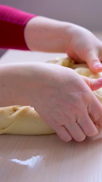 Zkušený Kuchař Profesionální Kuchyni Připraví Těsto Moukou Výrobu Bio Italských — Stock video