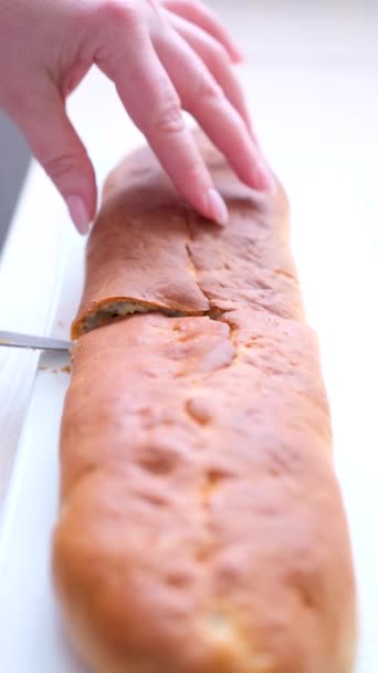 Ostry Nóż Tnie Miękkie Ciasto Opiekane Ciasta Świeżo Piekarnika Blasze — Wideo stockowe