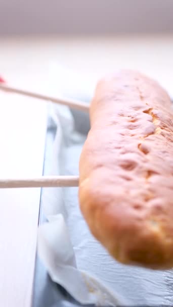 Tahta Spatulalar Sıcak Elmalı Turtayı Fırın Örtüsünden Porselen Beyaz Kesme — Stok video