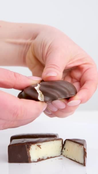 Női Kéz Törni Fehér Mályvacukor Csokoládé Alján Fekszik Madarak Tej — Stock videók