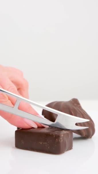 Közelkép Női Kéz Vágott Sajtos Késsel Fehér Madarak Tej Csokoládé — Stock videók