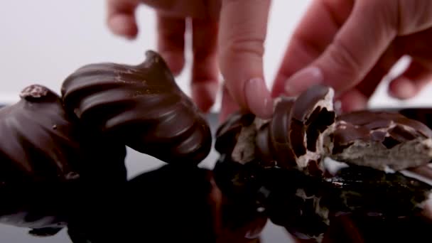 Női Kéz Törni Fehér Mályvacukor Csokoládé Alján Fekszik Madarak Tej — Stock videók