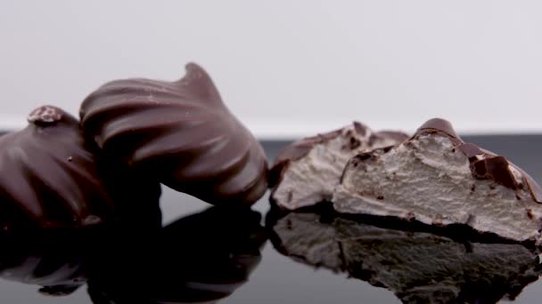Galletas Chocolate Con Pastel Choco Con Fondo Aislado Malvavisco Primer — Vídeos de Stock