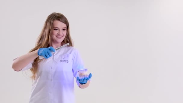 Φωτιστικό Photopolymer Doctor Fairy Μια Λαμπερή Μπλε Λάμπα Ένα Λευκό — Αρχείο Βίντεο