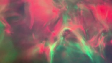 Dış uzayda parlayan Samanyolu Galaksisi 'ne doğru kusursuz bir galaksi keşfi. Parlayan nebula kırmızı ve yeşil arkaplanda uçuşun 4K döngü canlandırması 