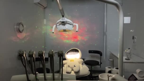 Háttér Szöveges Gyermekjátékok Pihenés Robot Játék Lámpa Vetítő Fény Sugárzik — Stock videók