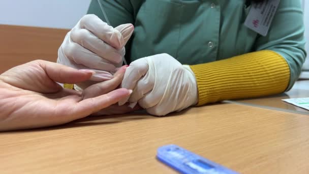 Uma Visão Frontal Médico Tirando Uma Amostra Sangue Dedo Dos — Vídeo de Stock