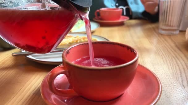 Χύνοντας Τσάι Στο Κύπελλο Τσαγιού Στο Τραπέζι Σούπερ Αργή Κίνηση — Αρχείο Βίντεο