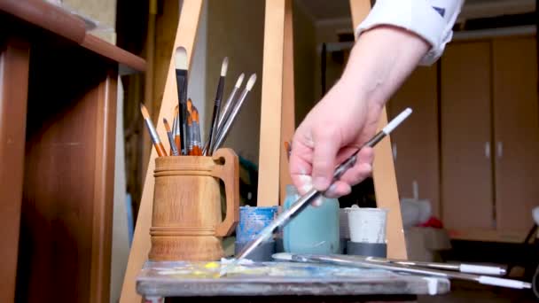 Mladá Řemeslnice Maluje Hliněnou Vázu Štětcem Pečení Ručně Dělané Tvarování — Stock video