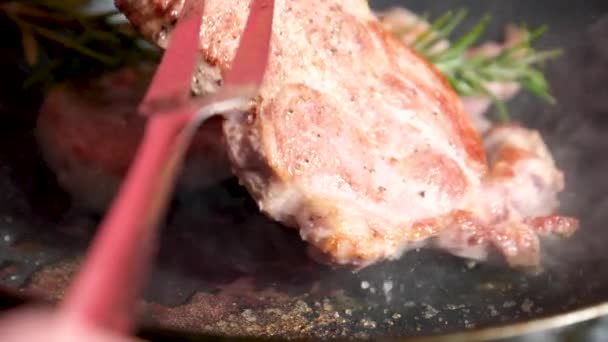 スパイスとグリルビーフステーキ隔離されたジュースステーキスパイスと中希少な牛肉炎とグリル上の牛肉ステーキ 高品質の写真 — ストック動画
