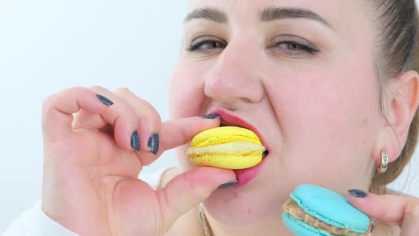 Een Dikke Mollige Vrouw Eet Veel Heerlijke Zoete Macarons Desserts — Stockvideo