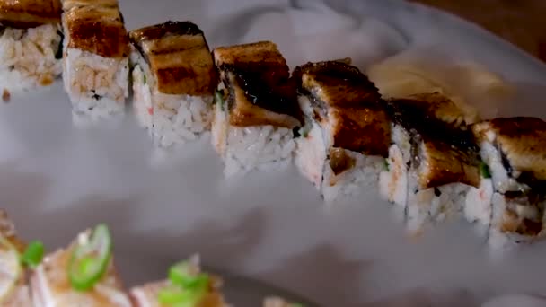 Chic Servering Sushi Med Tonfisk Och Stenplatta Med Torr Läcker — Stockvideo