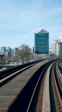 New Westminster ve Surrey 'deki Skytrain Köprüsü, Büyük Vancouver, British Columbia, Kanada. Günbatımı Gökyüzü. Brownsville Bar Parkı