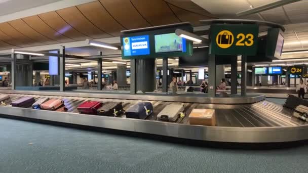 在香港国际机场旅客候机楼抵港处 各种行李箱在行李传送带上移动 温哥华高质量的4K镜头机场2023 — 图库视频影像