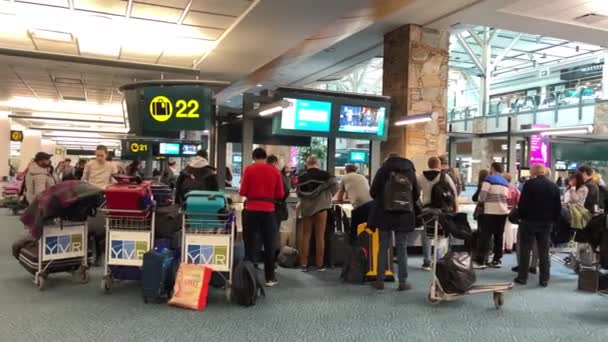 Luggages Moving Airport Conveyor Belt Overhead View Vancouver Canada 2023 — стокове відео