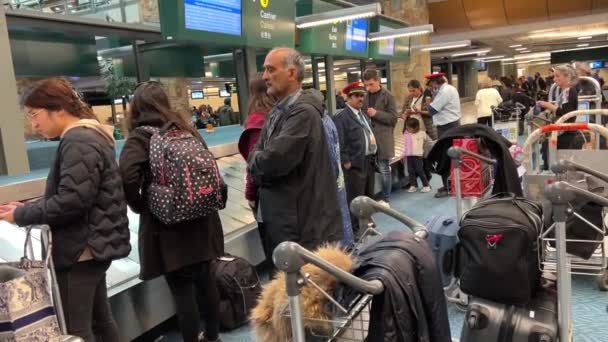 People Waiting Luggage Arrival Vancouver Luggage Belt Look Looking Bag — стоковое видео