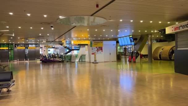 Eine Leere Halle Flughafen Amsterdam Der Nacht Keine Menschen Rolltreppe — Stockvideo