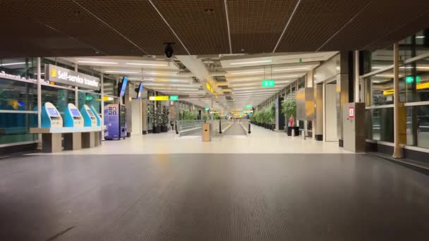 Amsterdam Geceleri Boş Bir Havaalanı Var Yürüyen Merdivenler Yok Caddenin — Stok video