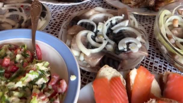Domowe Jedzenie Ryby Menu Śledź Czerwona Ryba Oleju Kanapki Faszerowane — Wideo stockowe