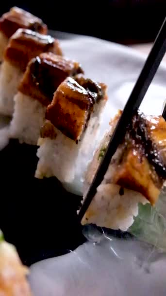 Primer Plano Palillos Chinos Negros Tomar Sushi Anguila Plato Con — Vídeo de stock