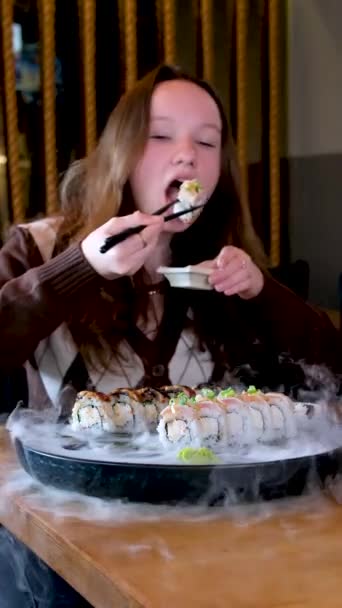 Girl Eats Huge Land Pleasure She Puts Mouth Pleasure Table — Stock Video
