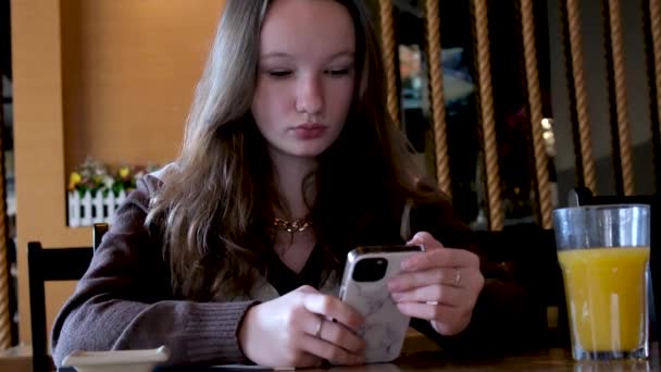 Fille Adolescent Dans Sombre Restaurant Téléphone Lit Les Nouvelles Formation — Video