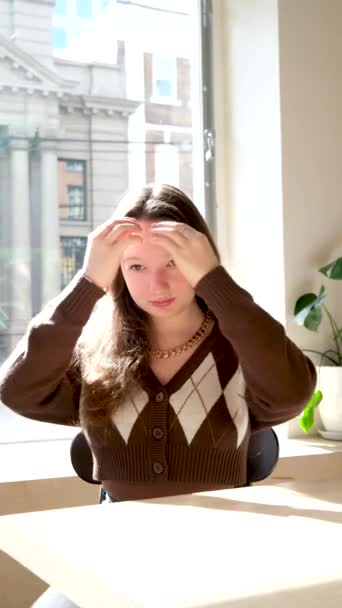 Schattig Meisje Tiener Achtergrond Van Venster Cafe Straightens Haar Bruin — Stockvideo