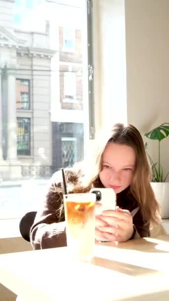 Κορίτσι Έφηβος Φωτογραφίζοντας Ποτήρι Κρύου Καφέ Φωτογραφία Παγωμένου Γάλακτος Για — Αρχείο Βίντεο