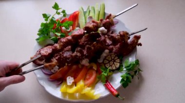 Geleneksel Rus şiş kebap şişi ve kırmızı biber eski bir tahta üzerinde yakın plan. Yüksek kalite fotoğraf