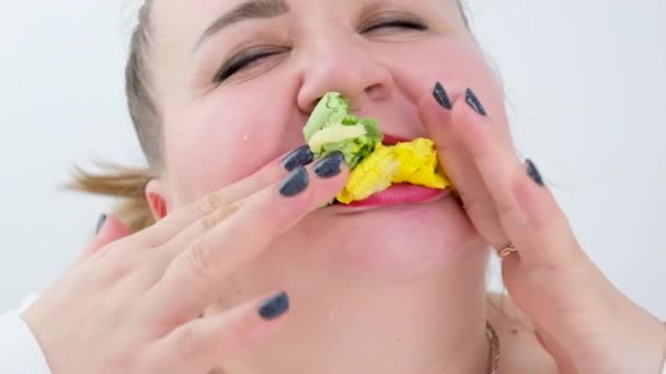 Gordura Insaciável Mulher Jejum Câmera Lenta Comer Sobremesa Macarons Glutonaria — Vídeo de Stock