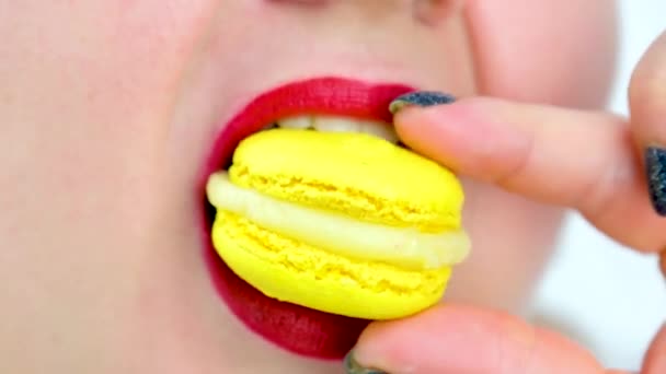 Volwassen Mooi Vrouw Close Schot Met Rode Lippen Bijten Macarons — Stockvideo