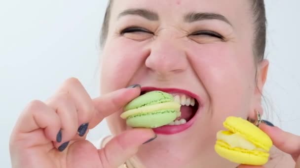 Gordito Gordito Mujer Adulto Comiendo Postres Macarrones Con Placer Disfrutando — Vídeo de stock