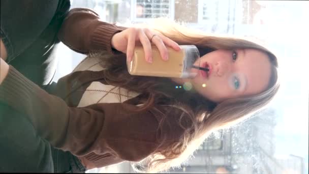 Привлекательная Девушка Пьет Холодный Кофе Смотрит Смартфон Стильный Подросток Шрамом — стоковое видео