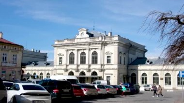 Demiryolu İstasyonu Przemysl. Glowny Stacja. Şehirdeki insanların arabalarında gerçek Polonya 2023 'ün hayatları var.