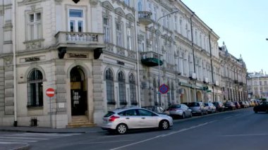 Demiryolu İstasyonu Przemysl. Glowny Stacja. Şehirdeki insanların arabalarında gerçek Polonya 2023 'ün hayatları var.