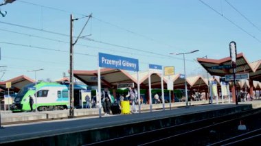 Demiryolu İstasyonu Przemysl. Glowny Stacja. Şehirdeki insanların arabalarında gerçek Polonya 2023 'ün hayatları var.