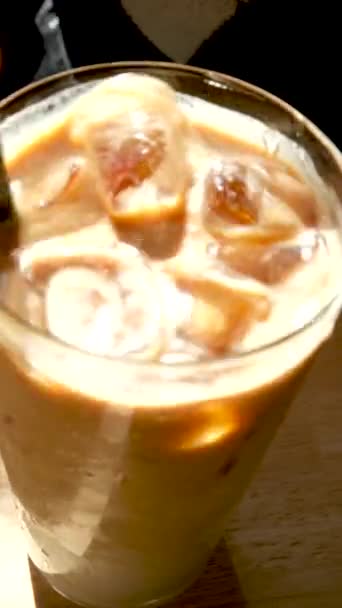 Dalgona Kávé Jéggel Krémes Tejszínhabbal Instant Kávé Fából Készült Tálcán — Stock videók