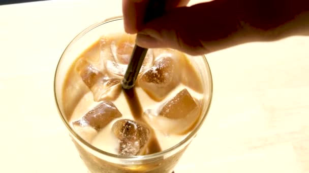 木のトレイに氷とふわふわのクリーミーなホイップインスタントコーヒーとダルゴナコーヒー トレンド韓国人は大理石の茶色のテーブルの上でラテを飲む 高品質4K映像 — ストック動画