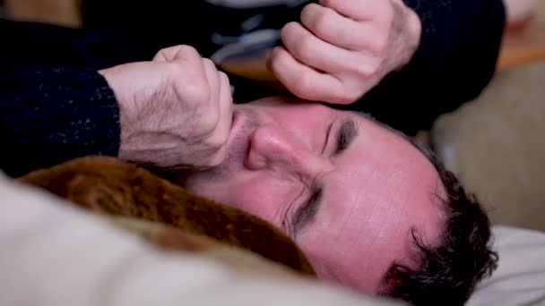 Homem Estende Boceja Deitado Casa Sem Barbear Homem Bonito Está — Vídeo de Stock