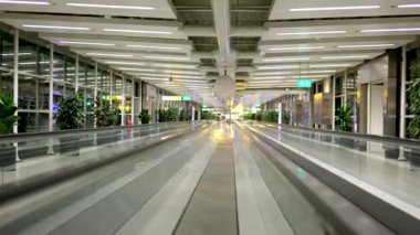 Schiphol Havaalanı, Hollanda 2023 Coronavirus salgını nedeniyle Schiphol Amsterdam havaalanı terminalindeki boş kaldırım ya da yürüyüş yolu çok temiz yüzeyler ve sessizlik dışında kimse yok.