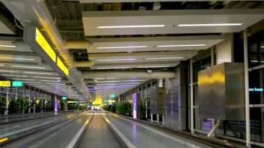 Schiphol Havaalanı, Hollanda 2023 Coronavirus salgını nedeniyle Schiphol Amsterdam havaalanı terminalindeki boş kaldırım ya da yürüyüş yolu çok temiz yüzeyler ve sessizlik dışında kimse yok.