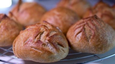 Fırından yeni çıkmış yedi çöreğin ışığı yavaşça yanıp sönüyor. Her bir fırın ürününde özet güzel bir desen gösteriyor. Hamur işi taze hamur işi restoranlarda B vitamini servis ediliyor.