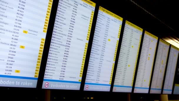 荷兰阿姆斯特丹2023航班时刻表在荷兰阿姆斯特丹机场起飞大厅 在欧洲各地放松了禁飞措施后 恢复了少量航班 — 图库视频影像